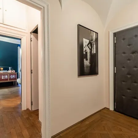 Apartment Chic And Style In Historical Via Giulia