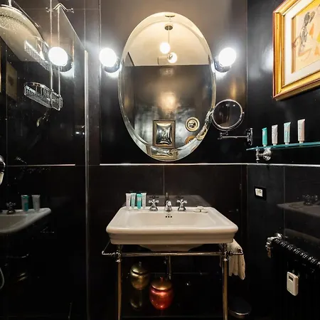 Apartment Chic And Style In Historical Via Giulia
