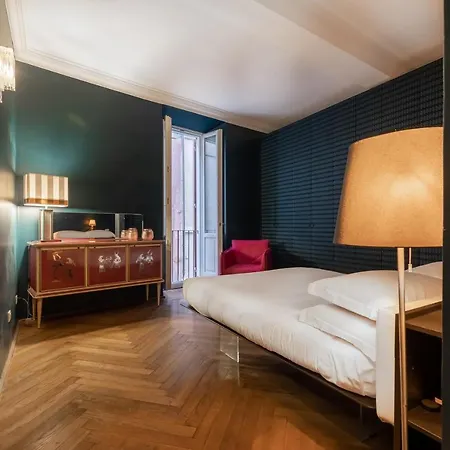 Chic And Style In Historical Via Giulia *