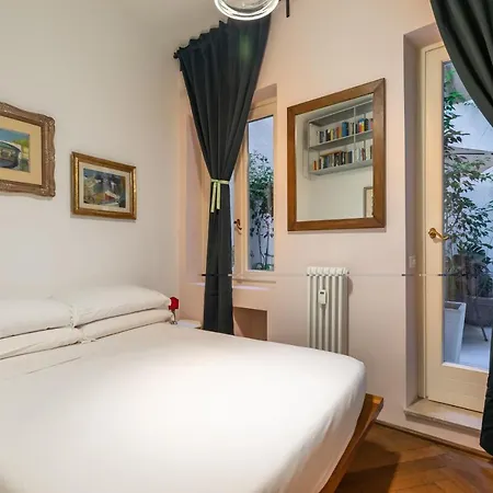Chic And Style In Historical Via Giulia Apartment *