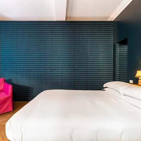 Chic And Style In Historical Via Giulia Apartment *