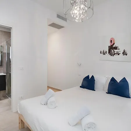 Easystayrome 10 Pax 3 Baths 1 Min From Metro Apartment