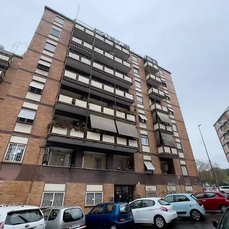 Altido Classic Style Flat With Balcony