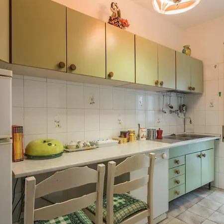 Altido Classic Style Flat With Balcony