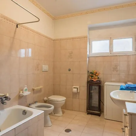 Appartamento Altido Classic Style Flat With Balcony