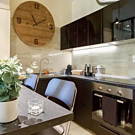 Sweethome Crispi Apartment