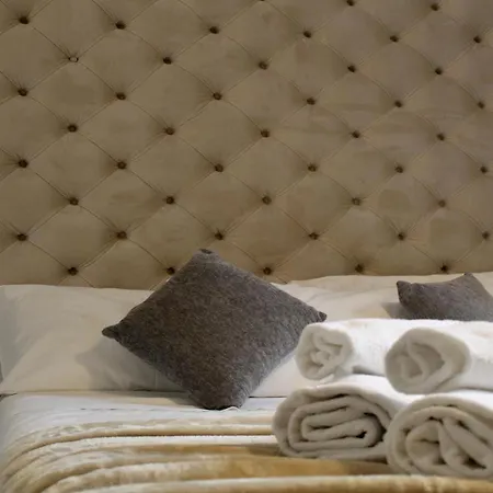 Trevi Fountain & Spanish Steps Apartment *