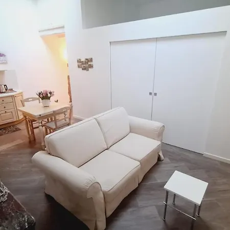 Trastevere Rome's Heart Charming & Cozy 2 רומא