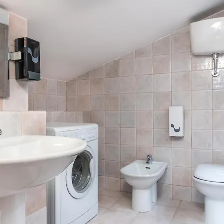 Travelershome Ciampino&Morena Guesthouse