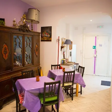 Lanzies Guest house *