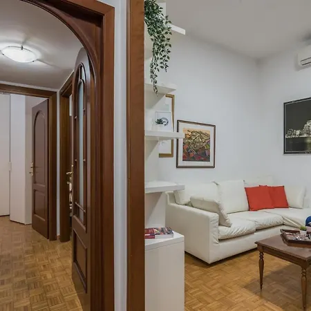 Largo Leopardi Apartment
