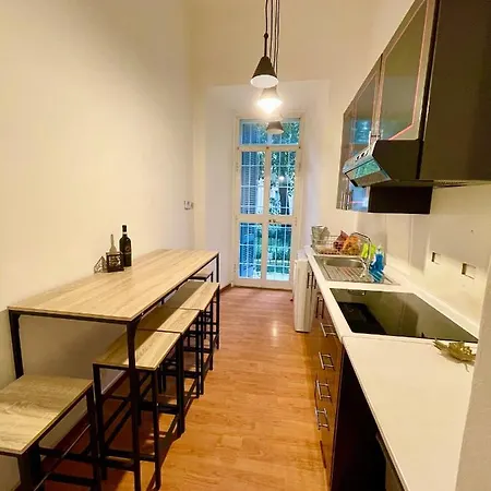 Parisa House Apartment