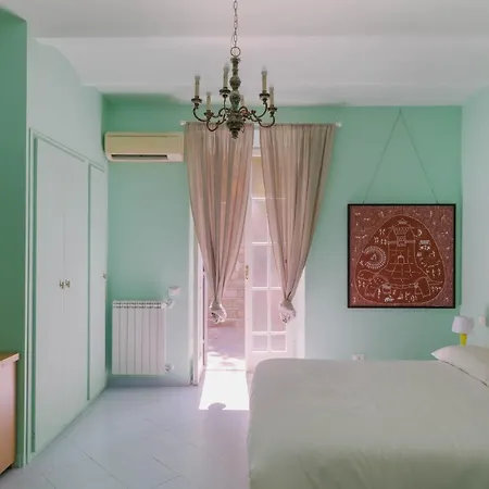 בית הארחה Tarshito Gallery House רומא