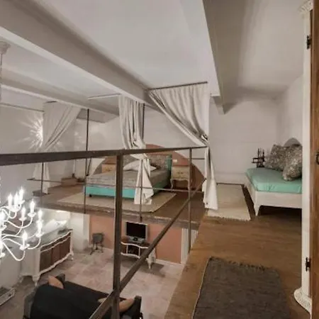 Shabby Loft In Colosseum Apartment *