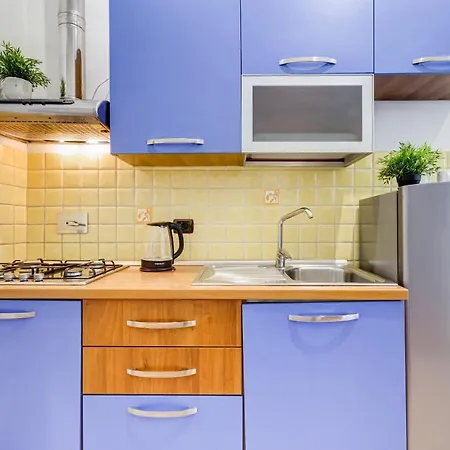 Coliseum Apartment *