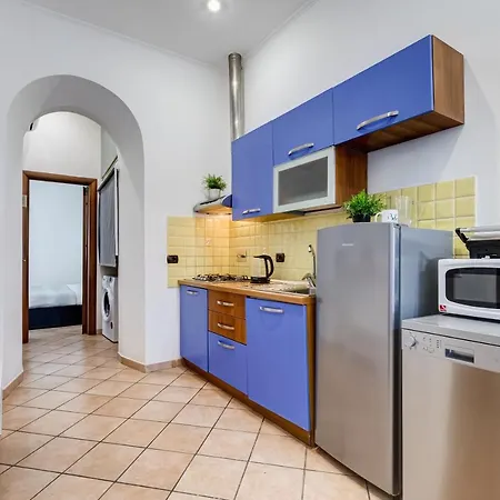 Coliseum Apartment *