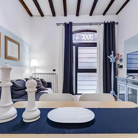Coliseum Apartment