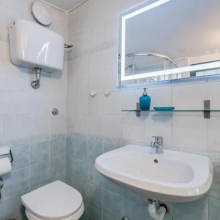 Coliseum Apartment *
