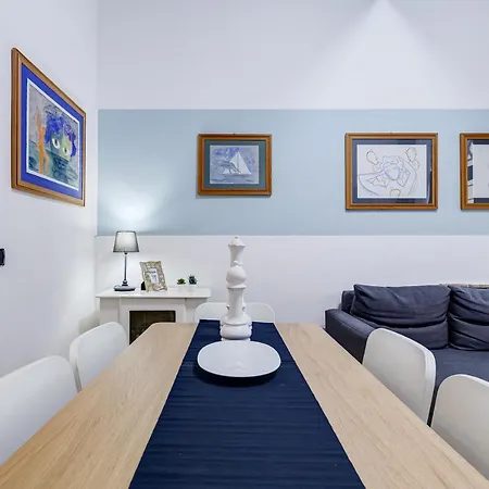 Coliseum Apartment *