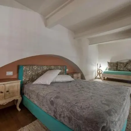 Shabby Loft In Colosseum Apartment *