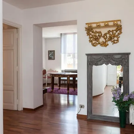 Spanish Steps Corner Apartment Rom