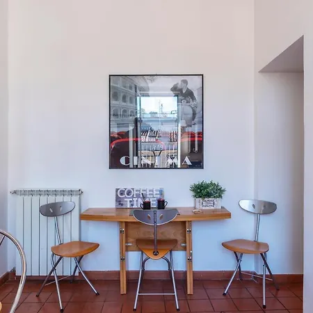 Spanish Steps Corner Apartment *