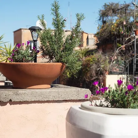 Spanish Steps Corner Apartment *