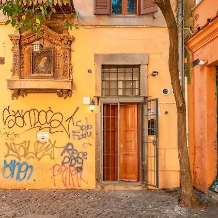 Old Trastevere Apartment *