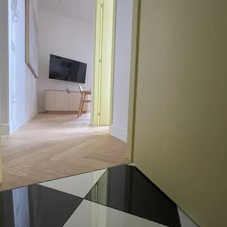 Ultra Stylish Modern Attic Apartment *