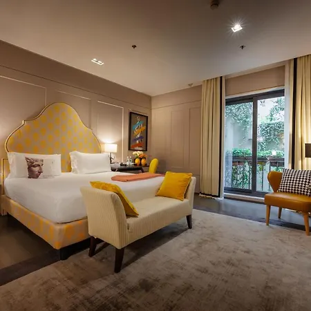 Singer Palace 5*