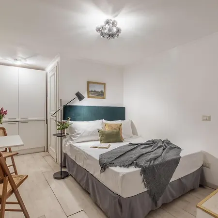 Basic - 350 M Far From Fontana Di Trevi * Roma