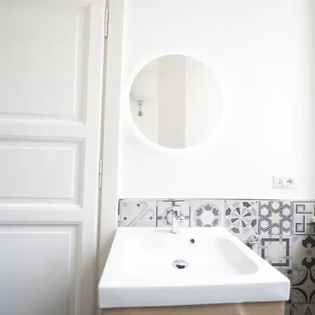 Lovely And New Near Termini Station Apartment Rome