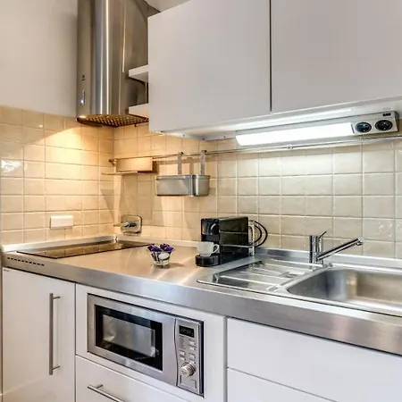 Apartment Deluxe One Bedroom Apartment, Perfect Location, Air Cond