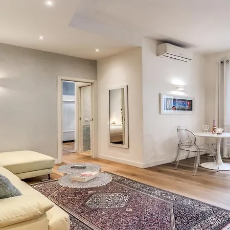 Deluxe One Bedroom Apartment, Perfect Location, Air Cond *