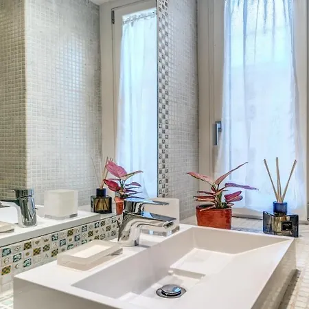 Deluxe One Bedroom Apartment, Perfect Location, Air Cond Apartment *