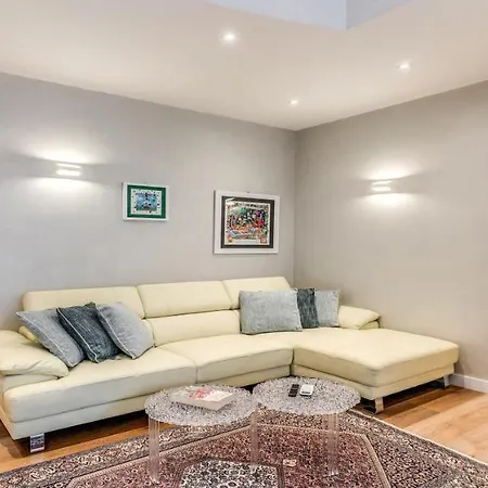 Apartment Deluxe One Bedroom Apartment, Perfect Location, Air Cond *