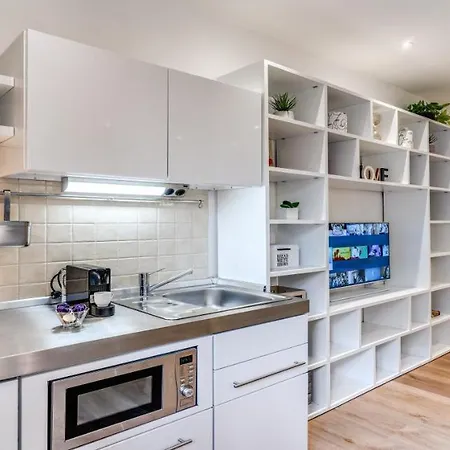 Deluxe One Bedroom Apartment, Perfect Location, Air Cond Apartment *