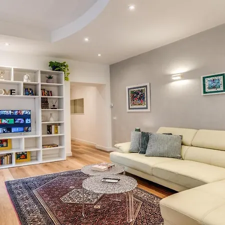 Deluxe One Bedroom Apartment, Perfect Location, Air Cond * Rome