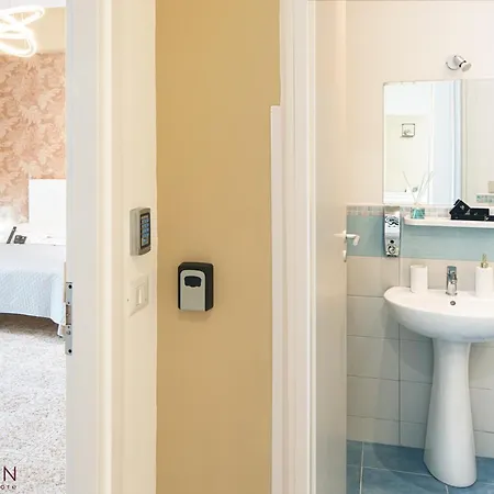Mr. Brown - Marconi Guest house Rome