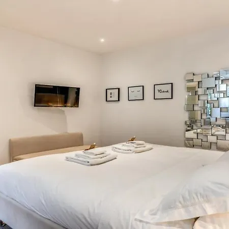 Deluxe One Bedroom Apartment, Perfect Location, Air Cond Apartment Rome
