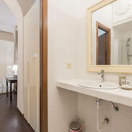 The Rent - Three-bedroom Close To The Quirinale Rome