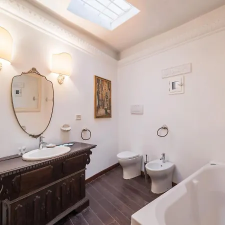 The Rent - Three-bedroom Close To The Quirinale *