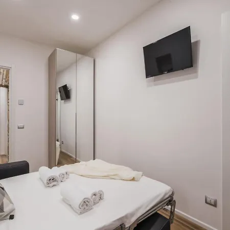The Rent - Modern Three-bedroom A Few Steps From The Colosseum * Rome