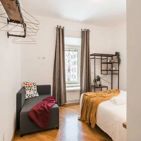 The Rent - Spacious Three-bedroom Near The Colosseum Apartment *