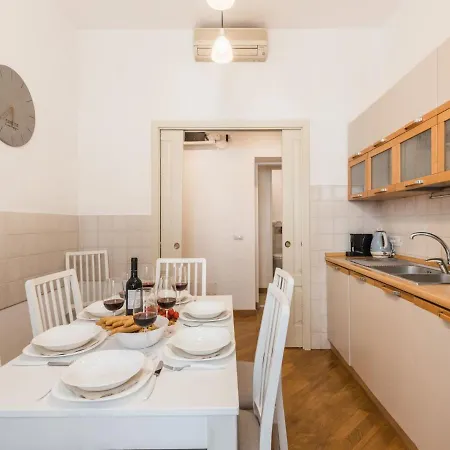The Rent - Spacious Three-bedroom Near The Colosseum Apartment *