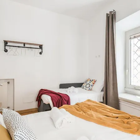 The Rent - Spacious Three-bedroom Near The Colosseum *