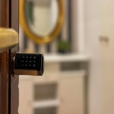 The Rent - Spacious Three-bedroom Near The Colosseum Apartment *