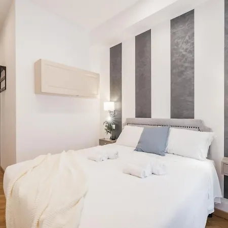 The Rent - Spacious Three-bedroom Near The Colosseum Apartment *