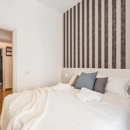 The Rent - Spacious Three-bedroom Near The Colosseum