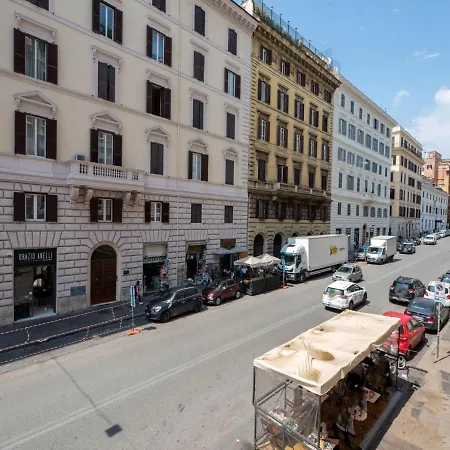 The Rent - Spacious Three-bedroom Near The Colosseum Apartment